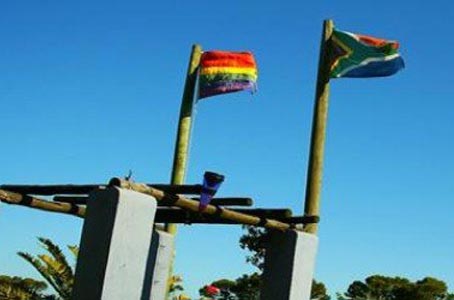 Sudafrica, quattro giovani violentano una donna per “correggere” (poveri noi!) il suo lesbismo