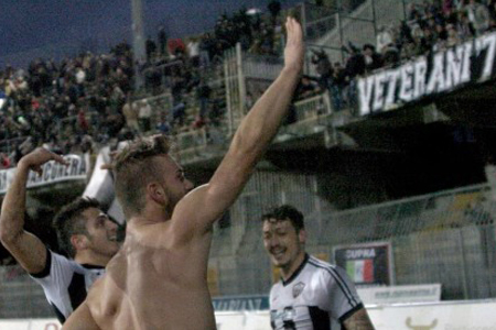 I saluti romani dell’attaccante dell’Ascoli che non sono “gesti politici”