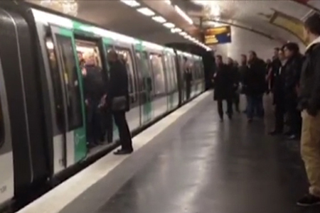 Parigi, impediscono a un francese di colore di prendere la metro, sono i tifosi del Chelsea