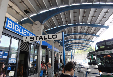 L’impiegatucolo da due scudi alla biglietteria dei pullman di Roma Tiburtina