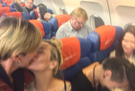 Russia, raid della polizia in bar per lesbiche