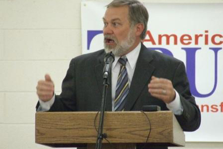 Torna il predicatore dell’odio Scott Lively: “Serve un miracolo per fermare il matrimonio gay”