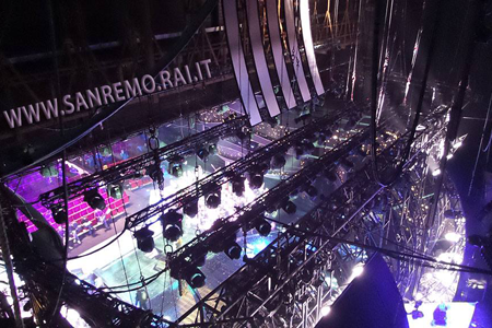 Il San Remo berlusconista di Carlo Conti, populista, omofobo e reazionario