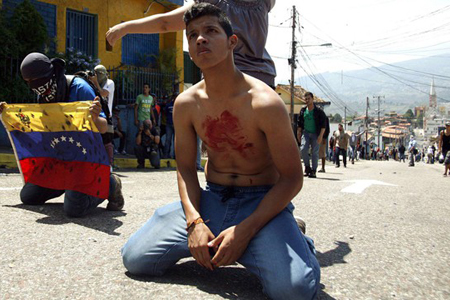 Venezuela, ucciso adolescente in manifestazione antigovernativa: continuano i miracoli del Chavismo