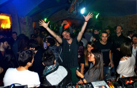 La grassa Bologna che chiude le porte ai neri in discoteca