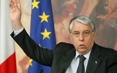 Il gusto dell’On. Giovanardi, il Signore delle Nutrie, per il nulla