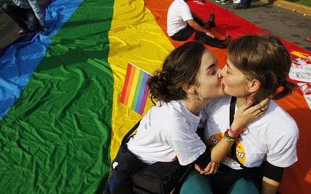 Il matrimonio egualitario farà aumentare gli aborti, questa ci mancava