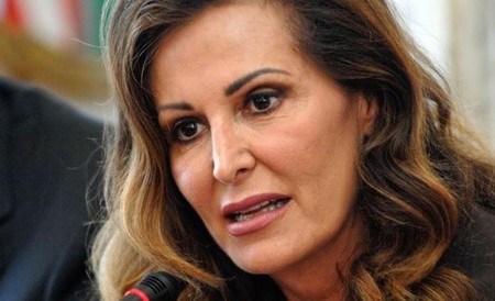 Il fango (?) su D’Alema e la santità (?) di Santanchè in onda sulle corazzate Mediaset