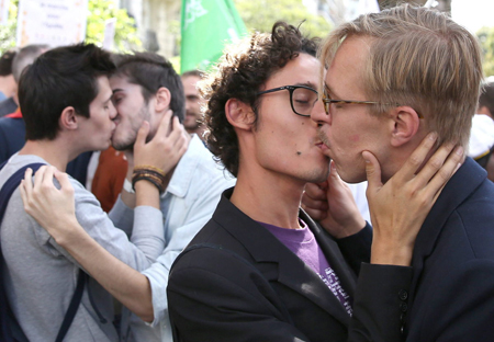 Nebraska, la “ambasciatrice di dio” fa causa a tutti i gay perché sono “tutti peccatori”