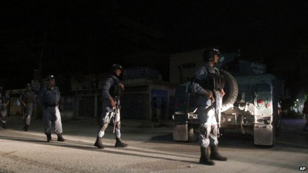 Talebani, attacco a un hotel di Kabul: 11 vittime