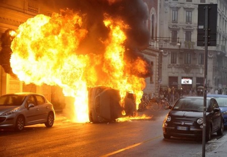 Devastazioni a Milano o dell’Imbecille che in televisione dice Imbecillaggini convinto di non essere Imbecille