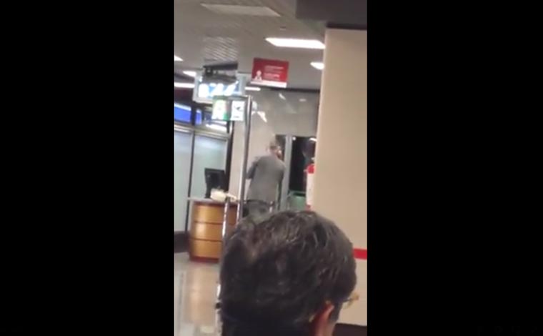 Formigoni che perde le staffe all’aeroporto e spacca il telefono: il video