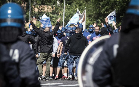 Due tifosi accoltellati prima del derby romano: il calcio è inciviltà. Staccategli la spina