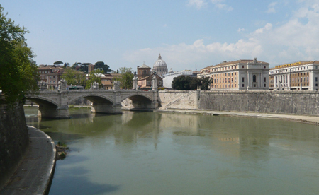Roma, bengalese salva una donna che si era gettata nel Tevere