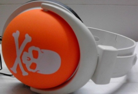 Auricolari da giovani per non ascoltare, ed apparecchi acustici da vecchi per sentire