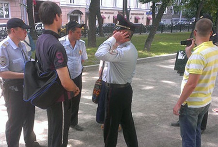 Russia, la polizia chiude d’autorità una mostra fotografica a tematica lgbt