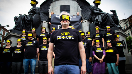 Salvini non vuole l’approvazione del reato di tortura “Se devo prendere per il collo un delinquente, lo prendo”