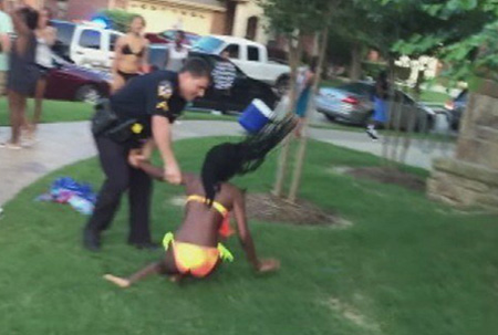 USA, i poliziotti continuano a pestare afroamericani senza motivo apparente. Il video