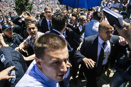 Il premier serbo cacciato a sassate da Srebreniça: che dire…