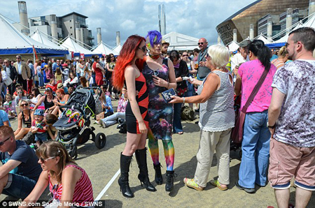 “Siete lesbiche! Smettetela di baciarvi e pensate ai bambini”. E’ successo a Cardiff (Regno Unito)…