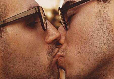 Stati Uniti, l’infermiera non vuole consegnare il figlio alla legittima coppia di padri