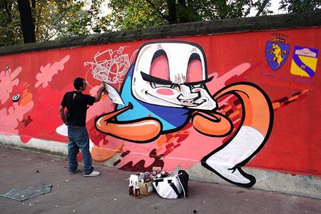 Torino, progetto per rimuovere graffiti, scritte ed affissioni abusive