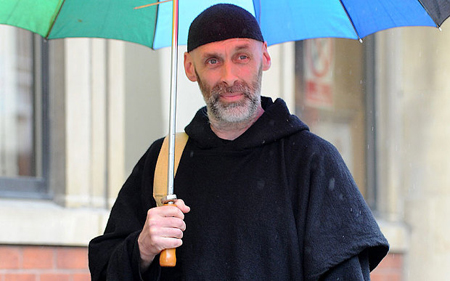 Il monaco figlio di dio alla coppia di donne: “Le bruciavamo quelle come voi!”. Denunciato