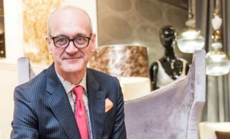 “Questo vestito non è per lesbiche”: l’azienda lo butta fuori