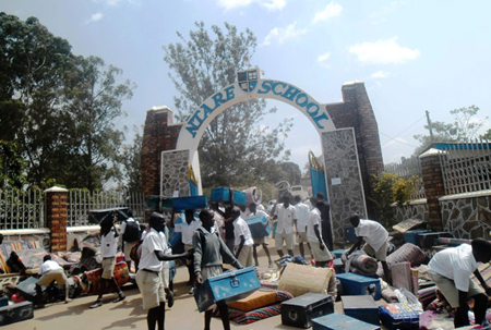 Uganda, isterismo antigay fa chiudere una scuola