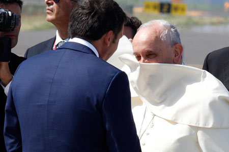 La propaganda di Bergoglio che non dice nulla, ma tutti applaudono e vanno in estasi