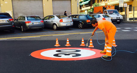 Bologna, al via i lavori per i nuovi maxi-segnali di zona 30km/h in Centro Storico