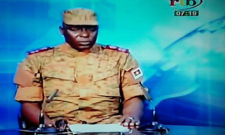 Militare annuncia in tv colpo di stato in Burkina Faso. generale nominato presidente
