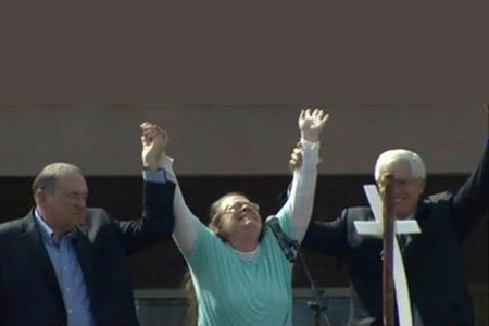 La cristianissima invasata Kim Davis celebrata dagli integralisti Repubblicani come una eroina