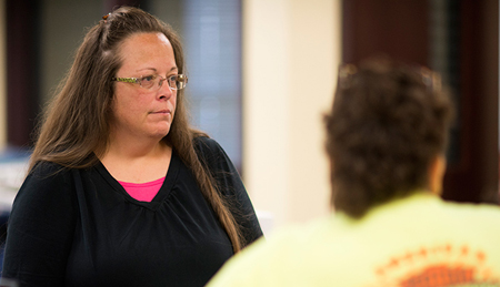 USA, in gattabuia la cristianissima funzionaria che non sposa le coppie dello stesso sesso