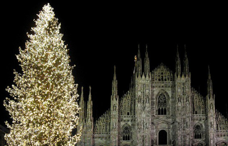 Milano, grande albero di Natale in Piazza Duomo