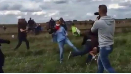 Ungheria, quelle che prendono a calci gli immigrati per fare un buon video e vengono licenziate