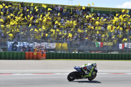 Valentino Rossi sbaglia ed è solo 5°, ma è a +23 da Lorenzo che cade