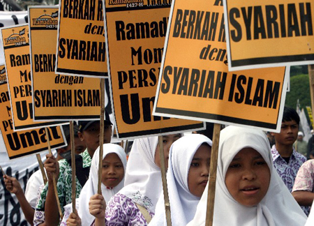 Indonesia, due ragazze arrestate per essersi abbracciate nella provincia di Aceh