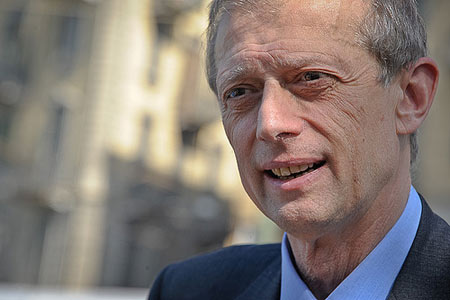 Piero Fassino, “I Comuni italiani vicini a Istanbul”. Bandiere abbrunate in tutta Italia