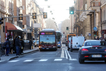 Bologna, tornano a circolare gli autobus in via Ugo bassi