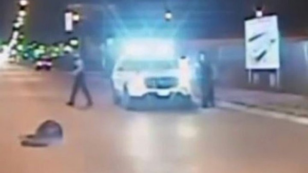 Stati Uniti, poliziotto uccide giovane nero con sedici colpi di arma da fuoco. Sedici