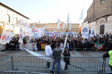 Berlusconi fischiato a Bologna al raduno dello stantìo che avanza
