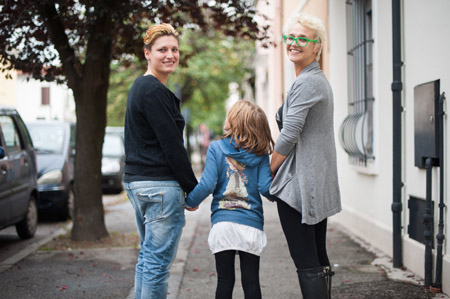 Due donne e la loro bambina, bellissimo articolo sul blog di Matteo Gamba, Diario di Adamo