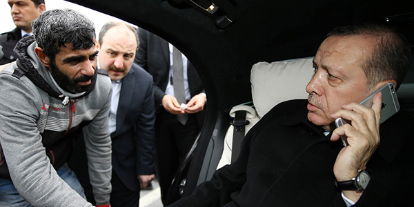 Erdogan tenta di rifarsi il look fingendo di salvare un uomo dal suicidio