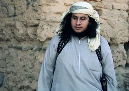 Usati come oggetti sessuali e ammazzati in pubblico perché gay, bambini-schiavi dei capi dell’Isis