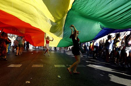 Gli squallidi luoghi comuni de La Repubblica sull’amicizia tra donne etero e uomini gay