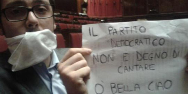 M5S, quel Tripiedi che nel 2014 proclamava “Breve e Circonciso”. Un intento, una politica o disperata denuncia di una condizione?