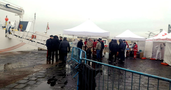 Catania, arrivati duecentoquaranticinque migranti, uno di loro è morto