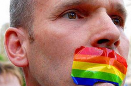 Quelli del “Noi LGBT” scoprono la legge antigay in Russia (con tre anni di ritardo)
