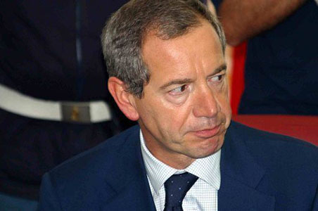 Bertolaso. O del come giocarsi il voto femminile con l’ennesima battuta infelice